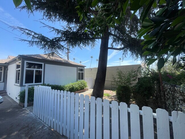 Side yard - 1936 Lake Ave Unit 1936 Lake Ave.