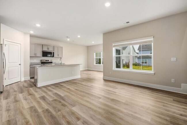 Photo - 226 Munsee Cir