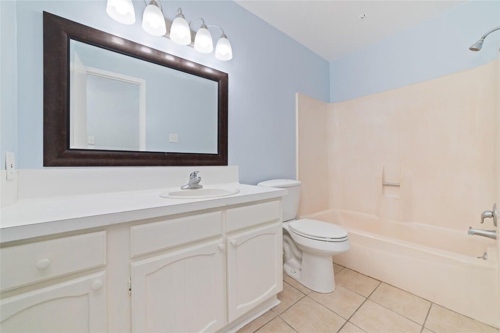 Photo - 17 April Point Dr N