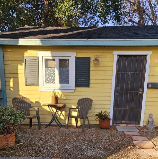 Quiet Place to call Home. Pet Friendly! - 15020 Hamlin St Unit Guest House