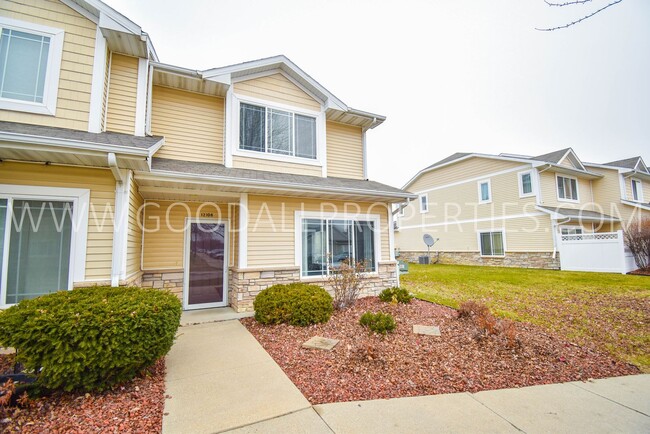 3 Bedroom 2.5 Bathroom Townhome in West De... - 3 Bedroom 2.5 Bathroom Townhome in West De...