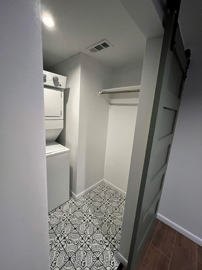 Photo - 1877 Patrician