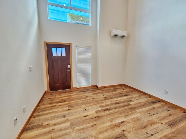 Photo - Beautiful 2 Bed 1.75 Bath Townhome in Central District