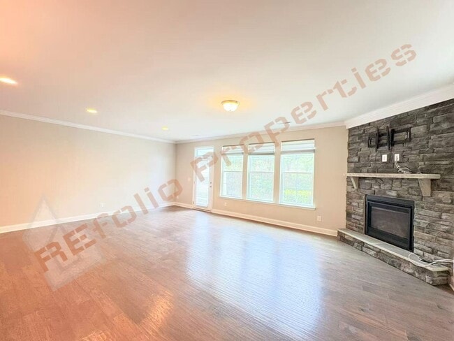 Photo - 713 Newlyn Dr