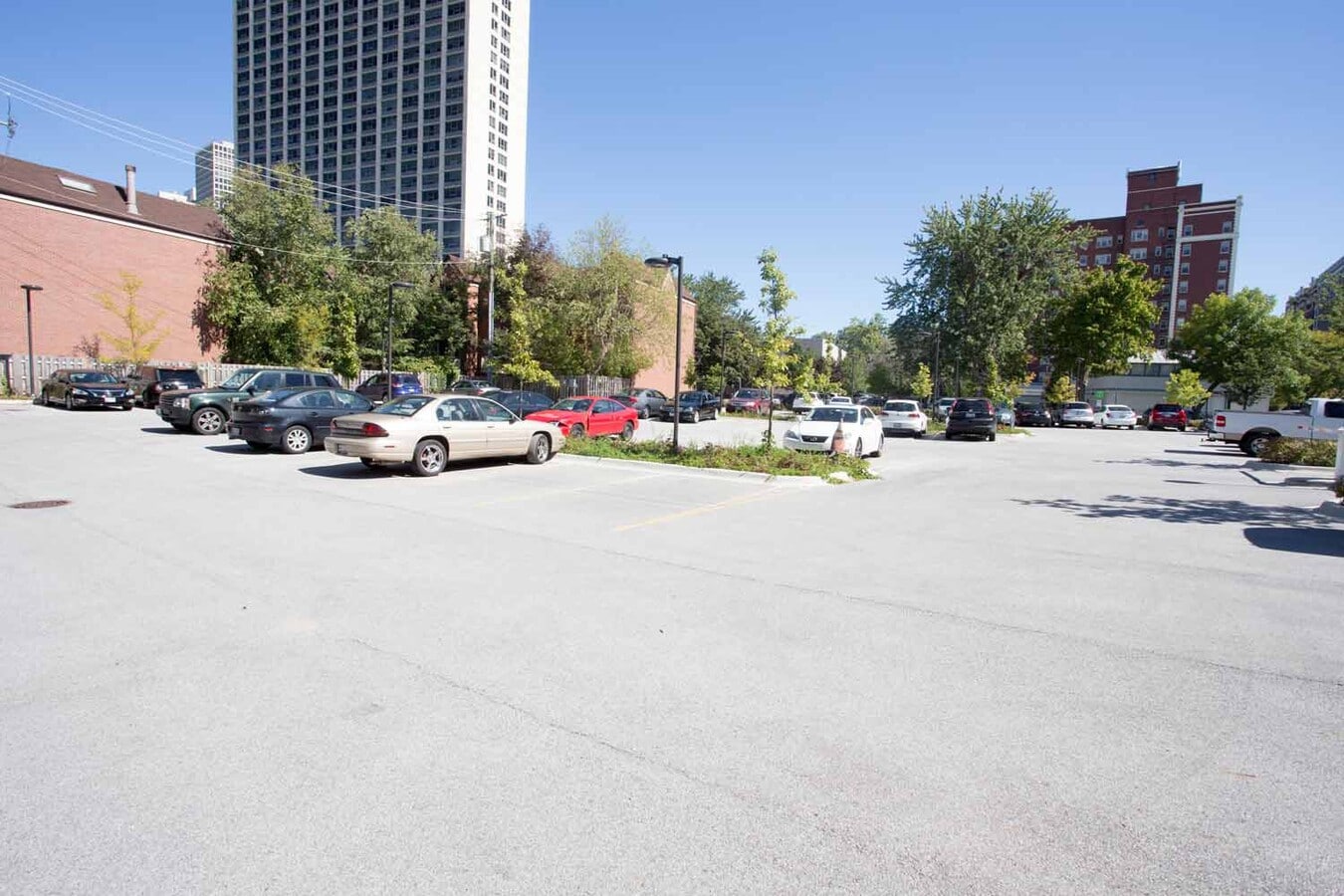Estacionamiento - 1600 E. 53rd Street