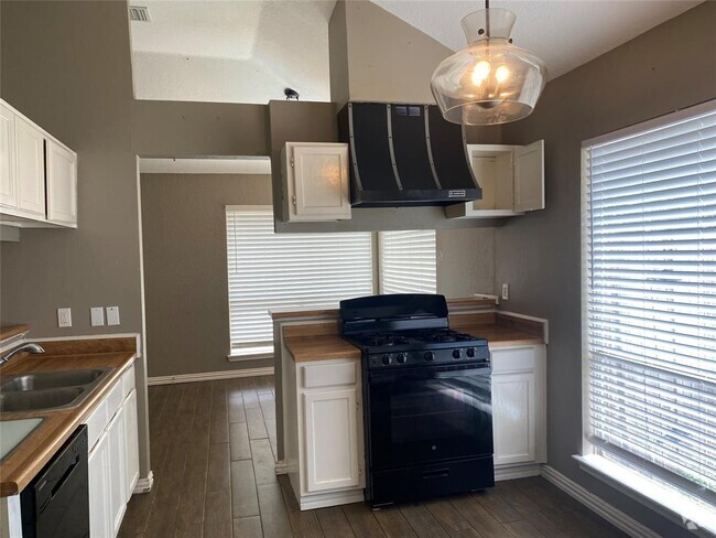 Building Photo - 15326 Oak Terrace Dr Rental