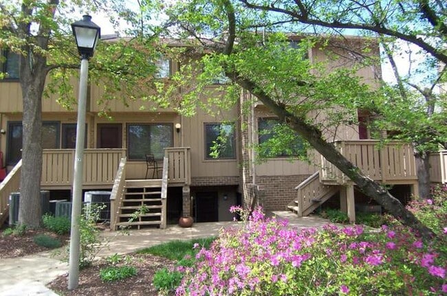 Building Photo - 2438 Glengyle Dr Unit 2438