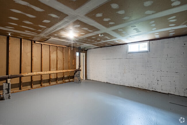 1BR, 1BA w/Rec Room - 1,075SF - Storage Room
