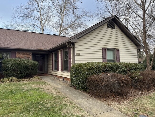 Building Photo - One Level Condo Convenient to Battleground Ave