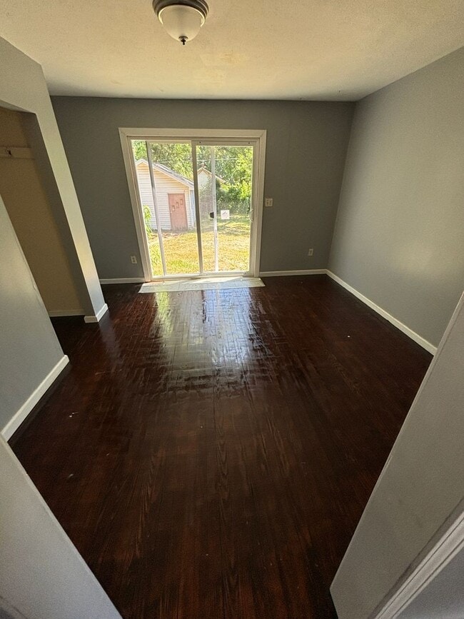 Photo - Large 4 Bedroom 1.5 Bathroom HOUSE SPECIAL