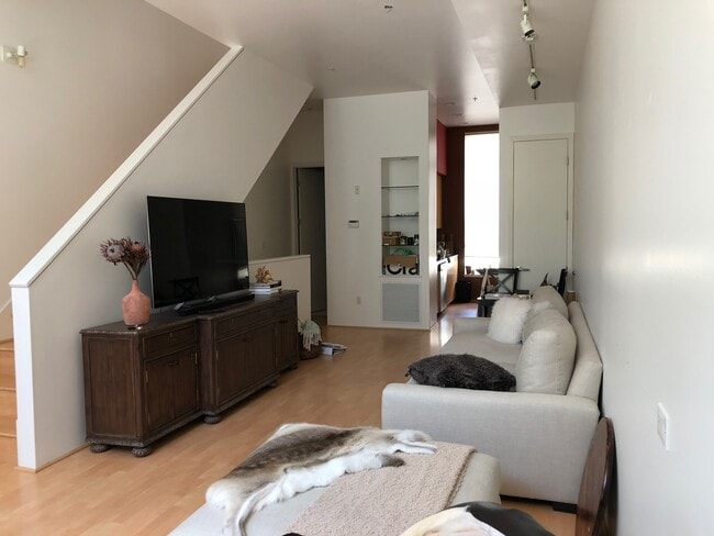 Sala de estar (con vistas a la cocina) - 44 Iron Horse Ln