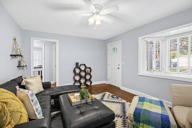 Photo - 317 Crafton St