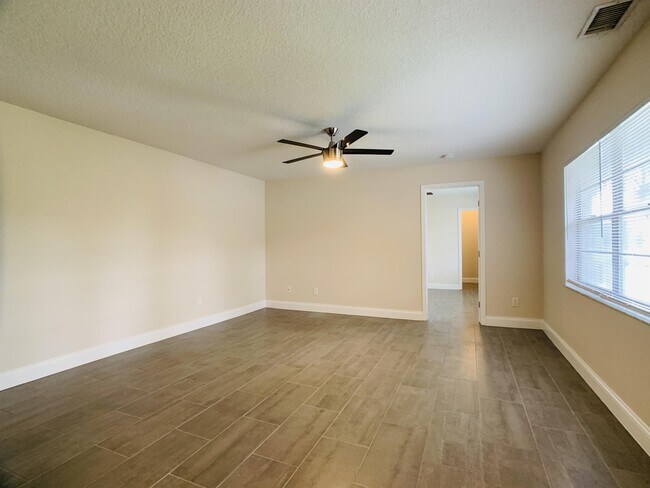 Photo - 52 Windtree Ln