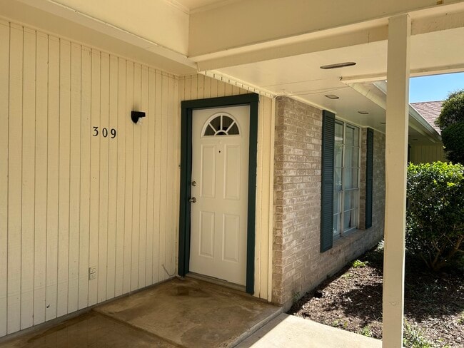 Photo - 309 Briarwood Dr