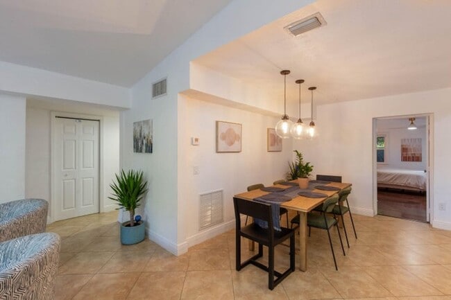 Photo - 327 Dartmouth Dr