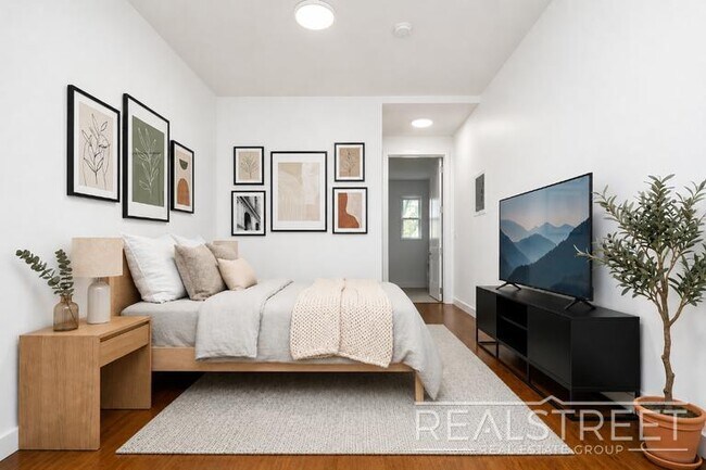 Modern 4 Bed 2 Bath Duplex with Yard in Stuyvesant Heights