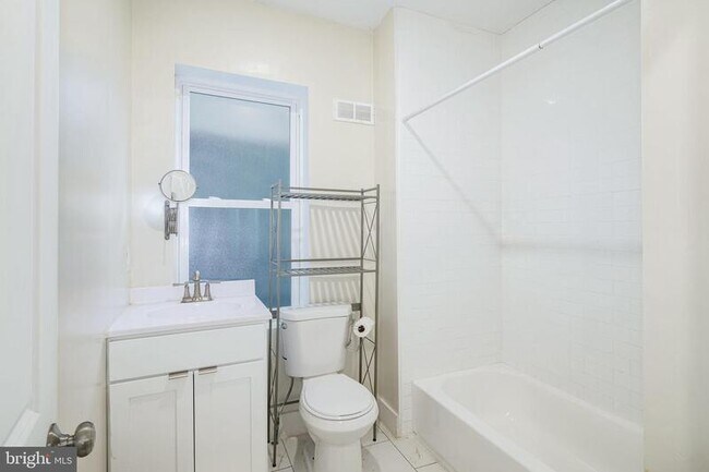 Photo - 1825 Master St