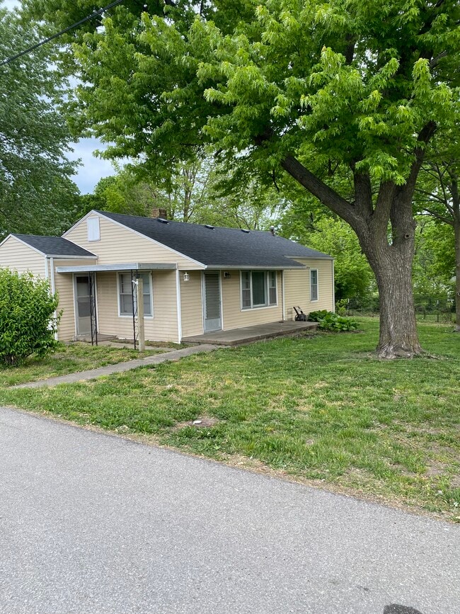 Building Photo - 305 Redbud Ln