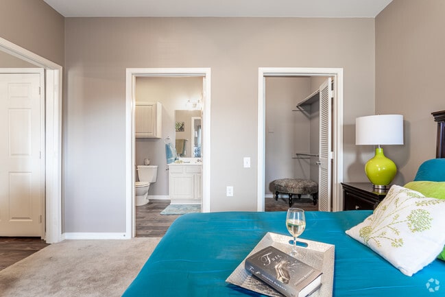 2BR, 2BA - 1,004SF