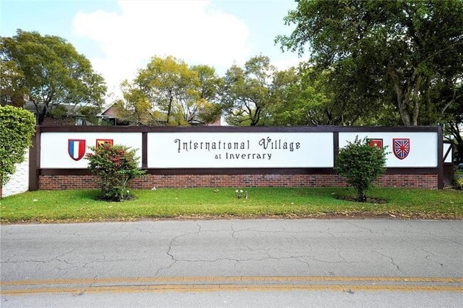 Building Photo - 3720 Inverrary Dr Unit 2i