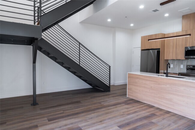 Photo - 5614 Larkin St Unit B