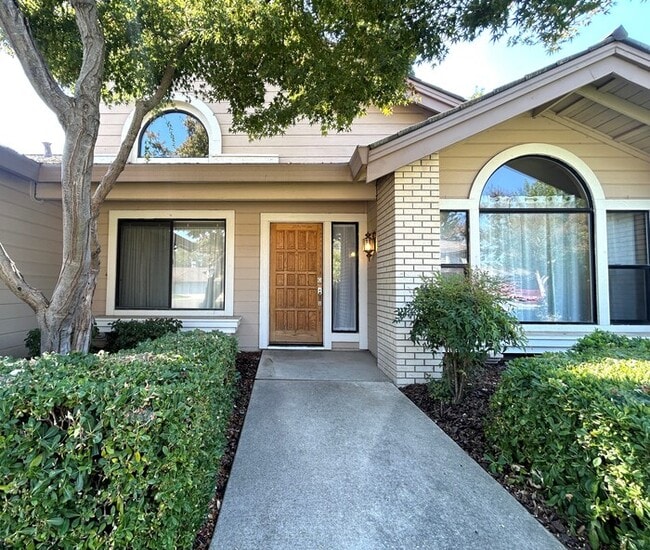 Photo - Beautiful 4 Bedroom Single Story For Rent in Gold River!