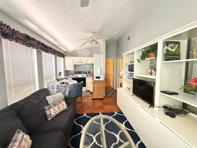 Photo - 728 Hogan Dr
