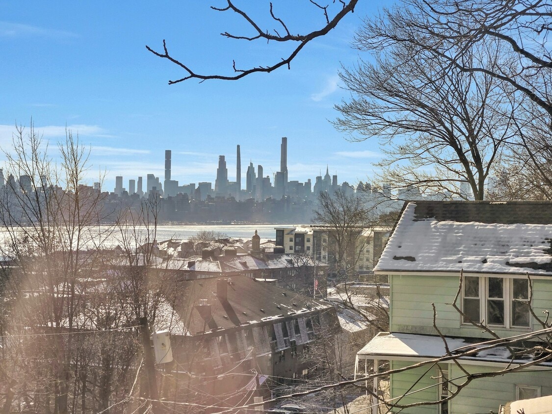 Photo - 9 Old Wood Rd (Edgewater, NJ)