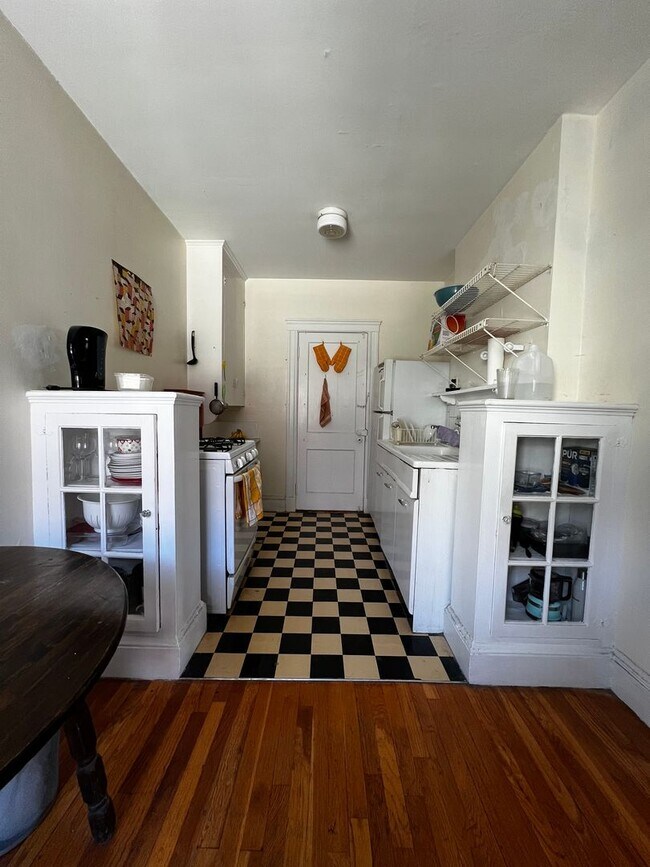 Photo - Sunny, Spacious Brighton / Cleveland Circle Area 1 Bed on Strathmore Rd.  NO FEE