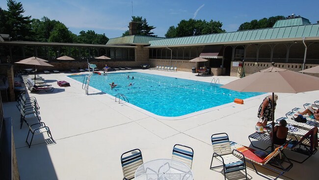 Outdoor pool - 3005 S Leisure World Blvd Unit 324
