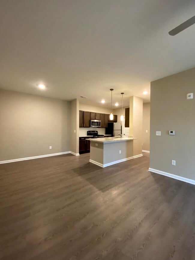 Nueva 1HAB Sala de estar con vista de la cocina - Graybrook and Graycroft