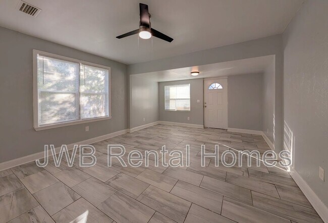 Photo - 6135 Lynnwood Ave