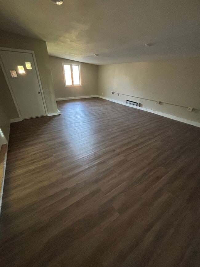 Building Photo - Great 4 bedroom Duplex Rental