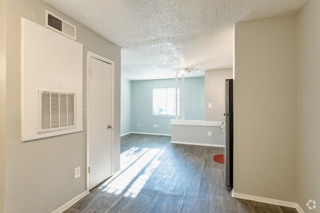 1BR, 1BA - 412SF