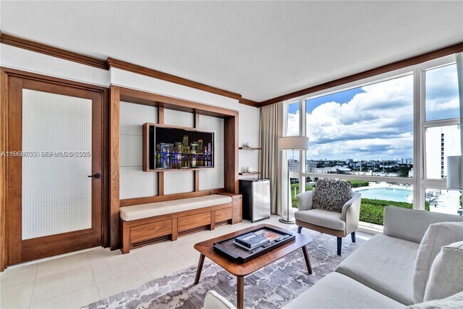6801 Collins Ave Unit 818