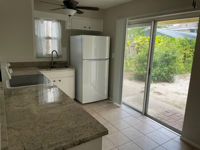 Kitchen - 323 13th Ave NE Unidad 323