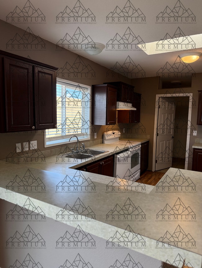 Photo - 4 Bed 2 Bath home in Dufur, Oregon!