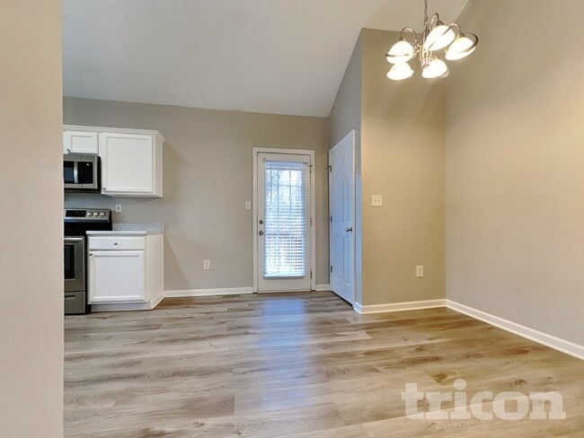 Photo - 431 Bridgeport Pl