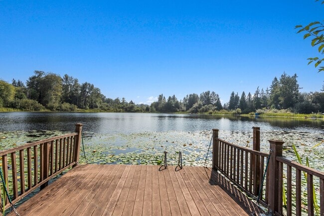 Building Photo - Peaceful Lakefront Living in Kirkland