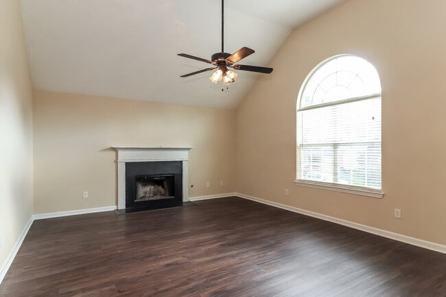 Photo - 409 Robin Hill Ln