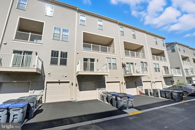Building Photo - 707 Thomas Ln Unit A