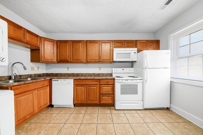 Building Photo - 1378 1/2 Indianola Avenue Unit 2