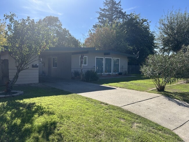 Building Photo - 402 Helen Ave