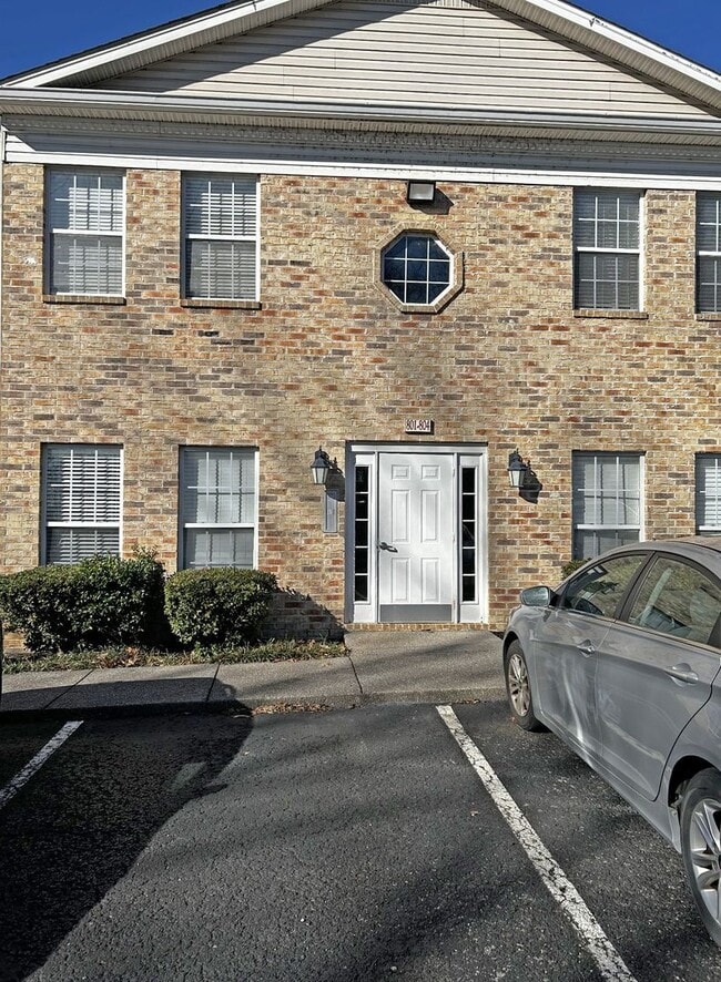 Building Photo - Cute 2BR Condo in Madison.  Community Pool! 2nd Month Free!