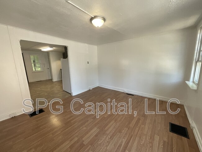 Photo - 330 W King St