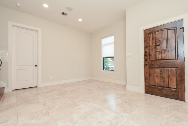 Photo - 2052 W Main St