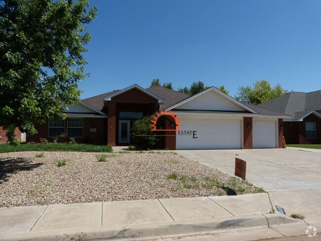 Building Photo - Beautiful 4 bedroom 3 bath brick home