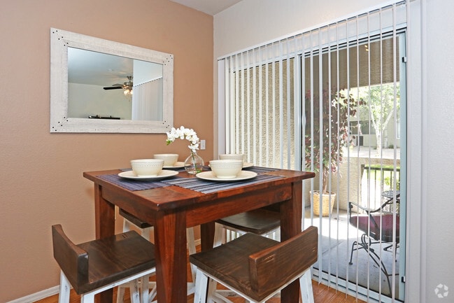 2BR, 2BA - 1078 SF - Canyon Ridge Apartments