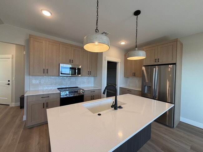 Building Photo - BRAND NEW TOWNHOME FOR RENT BY CRIMSON CLIFFS!