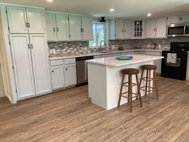 Photo - 140 Young St